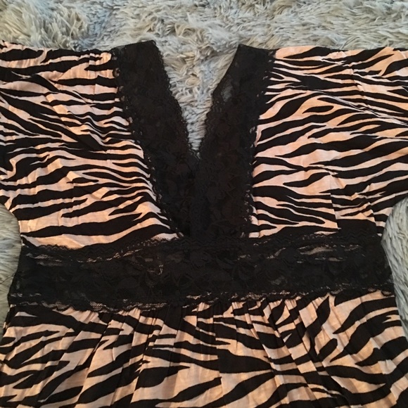 Tan and black blouse with lace size small - Picture 2 of 3